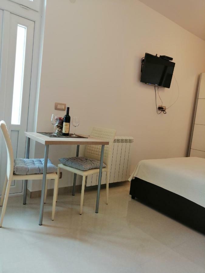 Studio Apartman Irena 2 Bijela Esterno foto